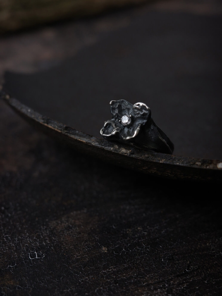 Black petal ring inlaid with zircon