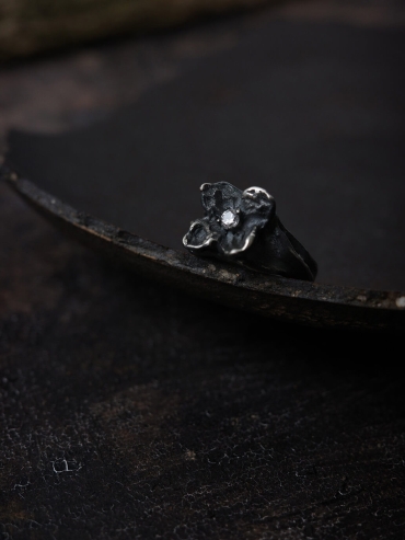 Black petal ring inlaid with zircon