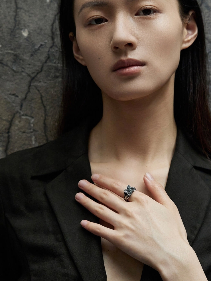 Black petal ring inlaid with zircon