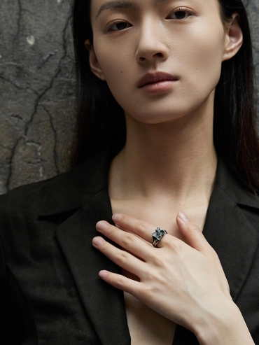 Black petal ring inlaid with zircon
