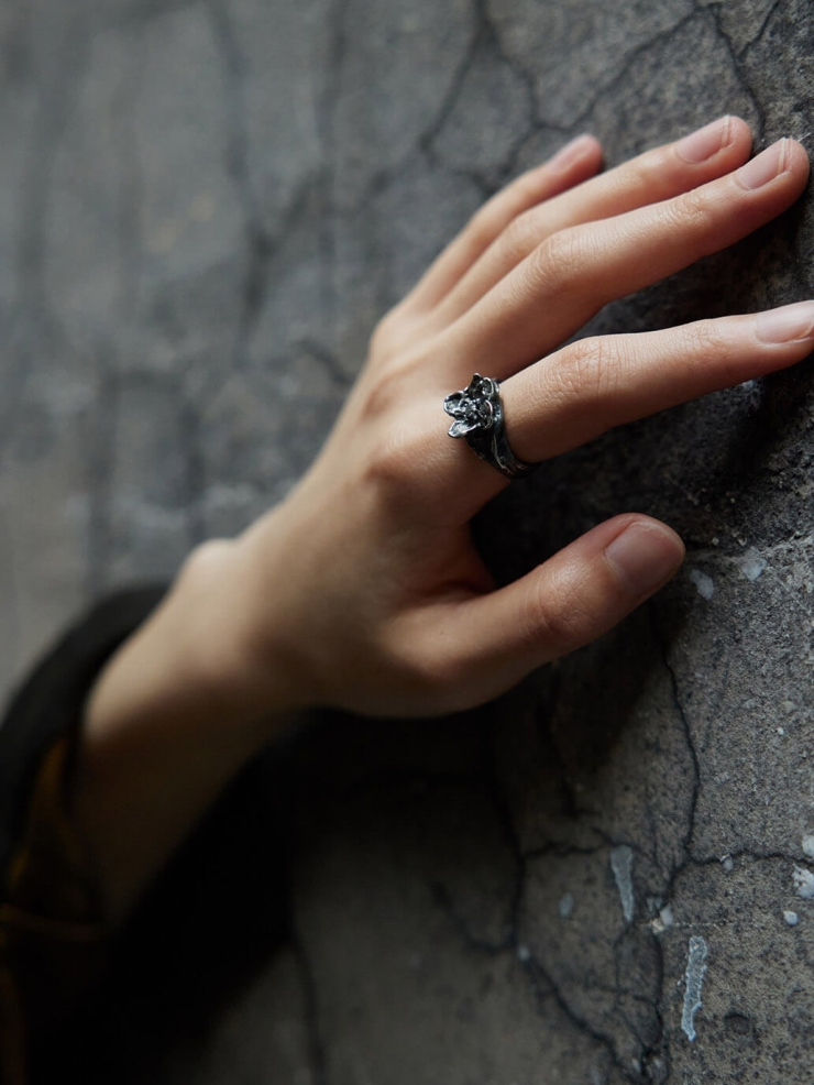 Black petal ring inlaid with zircon