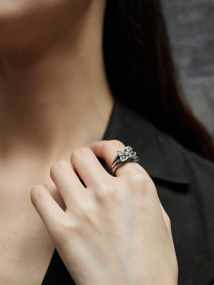 Black petal ring inlaid with zircon