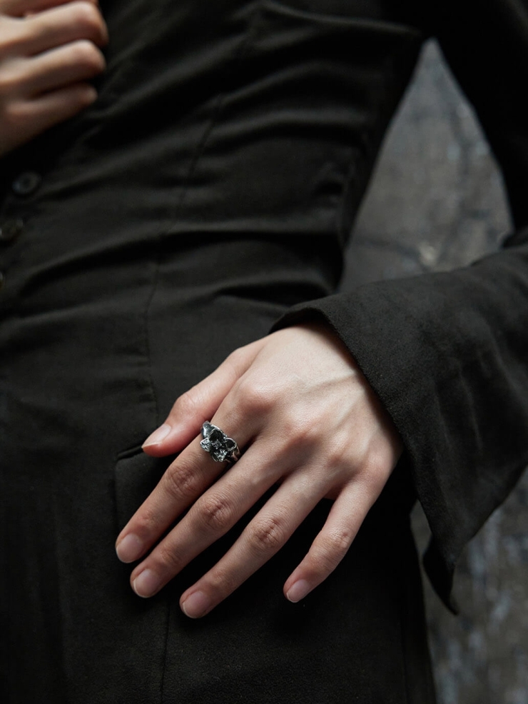 Black petal ring inlaid with zircon