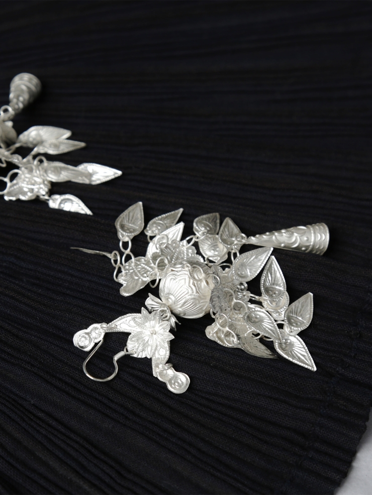 CUNZU ZHAN-Sparkling Silver Earrings with Ball Decoration