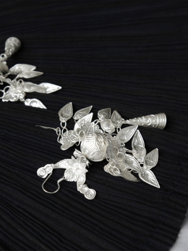 ZHAN-sparkling silver earrings with ball decoration