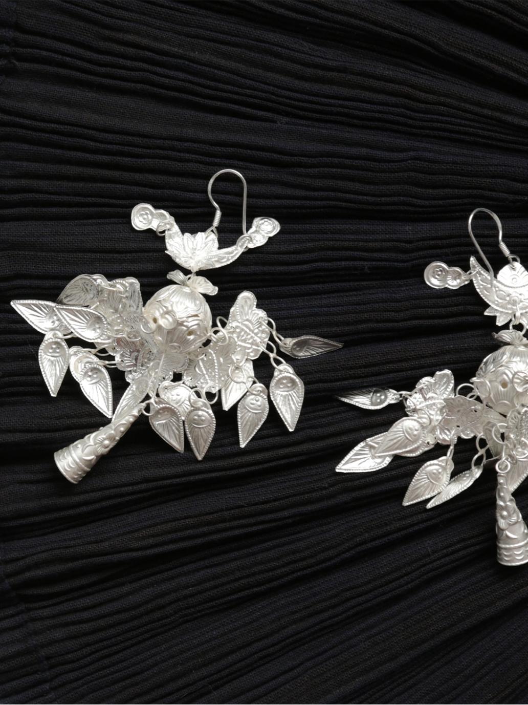 ZHAN-sparkling silver earrings with ball decoration