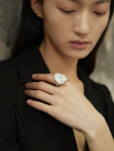 White large petal ring inlaid with zircon