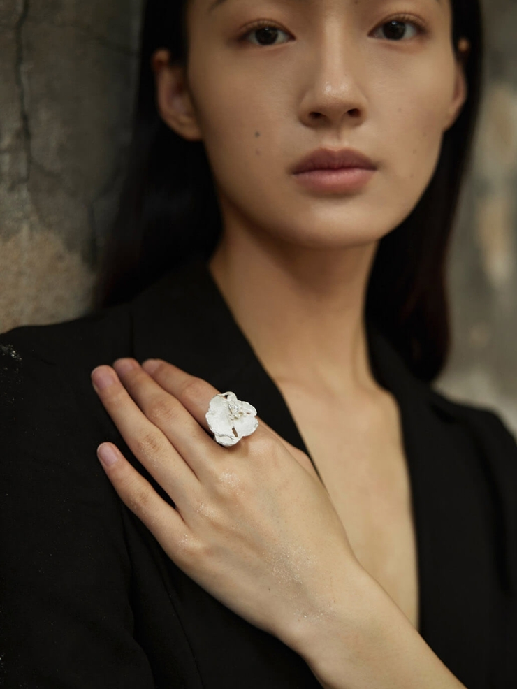 White large petal ring inlaid with zircon