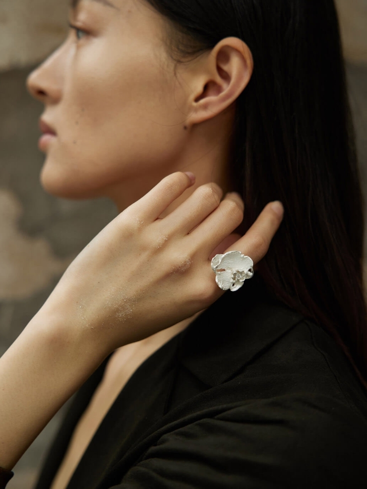 White large petal ring inlaid with zircon