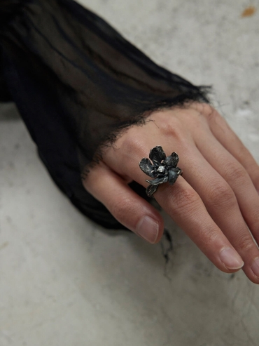 Black petal ring inlaid with crystals