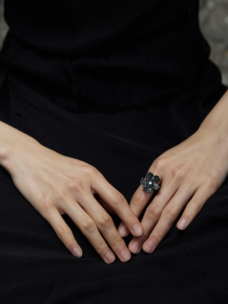 Black petal ring inlaid with crystals
