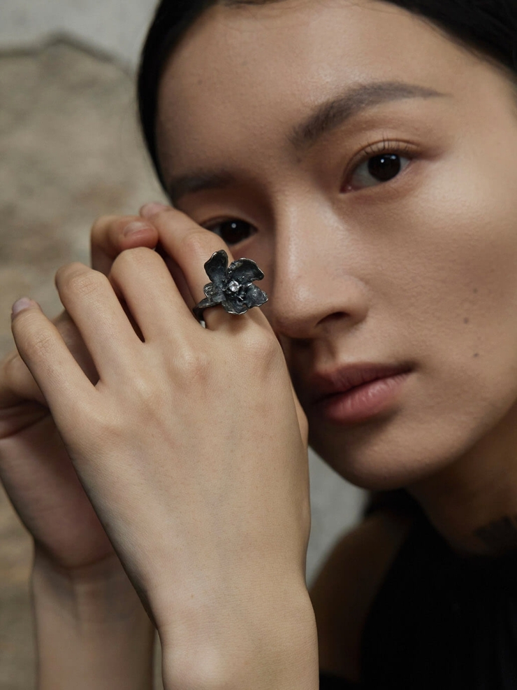 Black petal ring inlaid with crystals