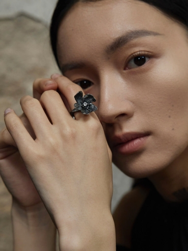 Black petal ring inlaid with crystals