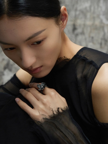 Black petal ring inlaid with crystals