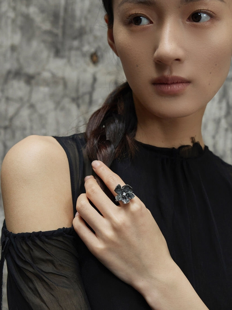 Black petal ring inlaid with crystals