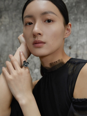 Black petal ring inlaid with crystals