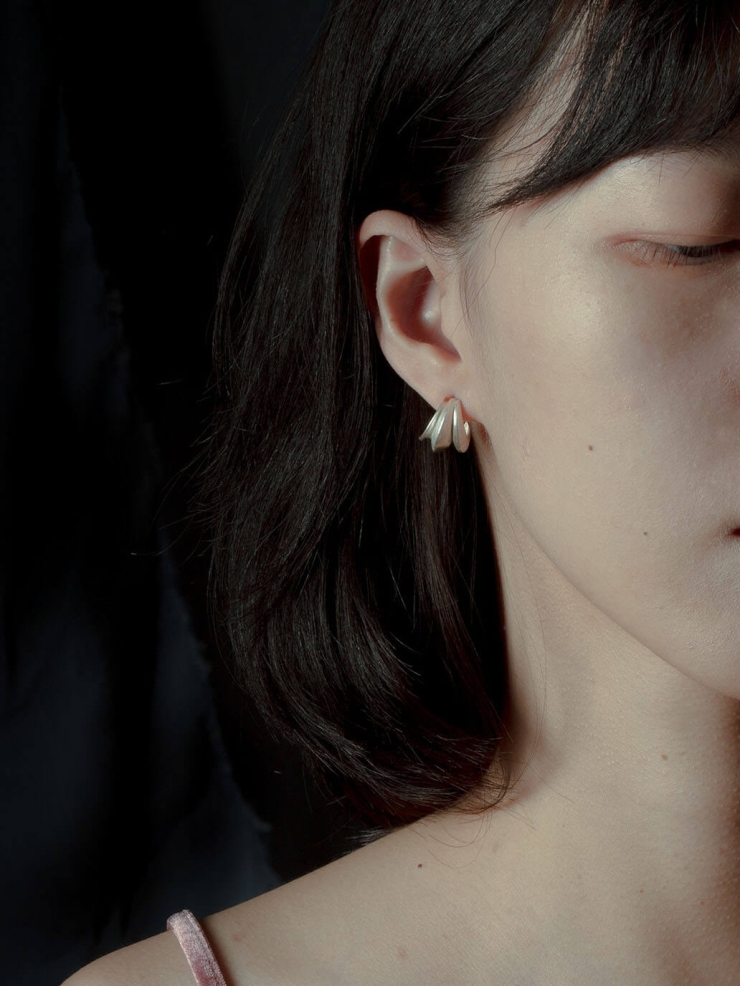 Silver three-petal earrings