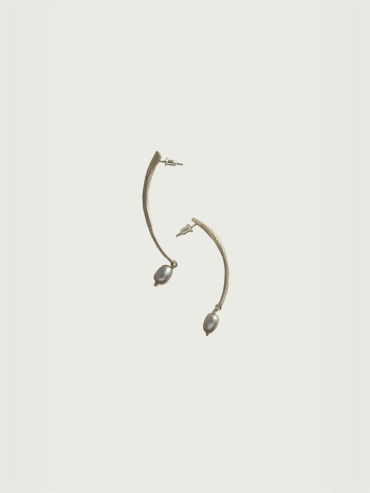 Silver branch hanging grey pearl earrings