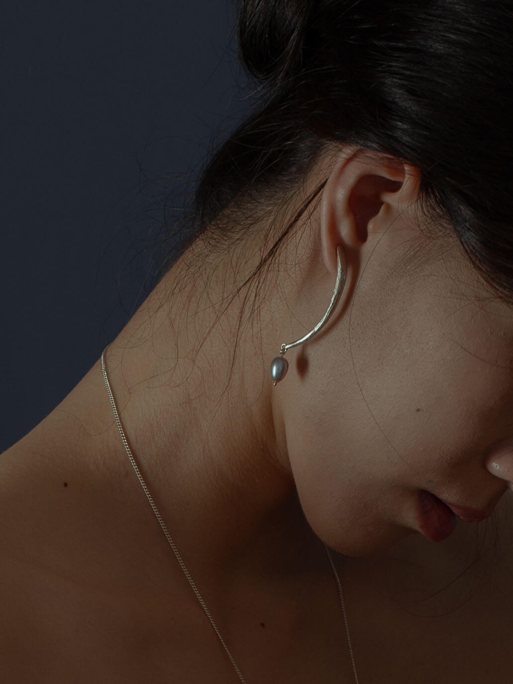 Silver branch hanging grey pearl earrings