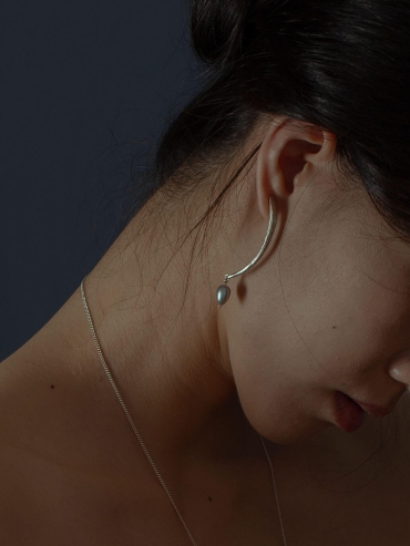 Silver branch hanging grey pearl earrings