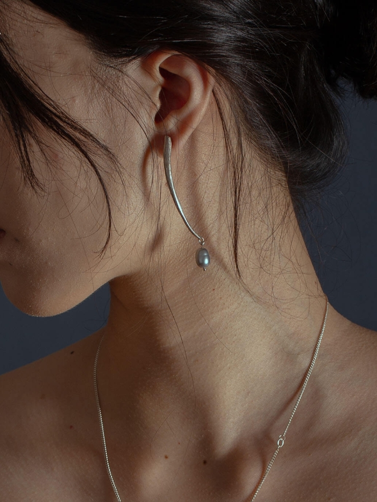 Silver branch hanging grey pearl earrings