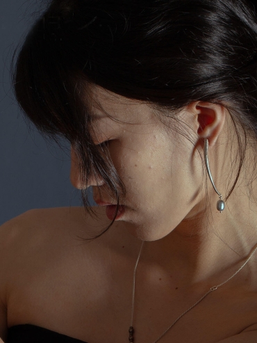 Silver branch hanging grey pearl earrings