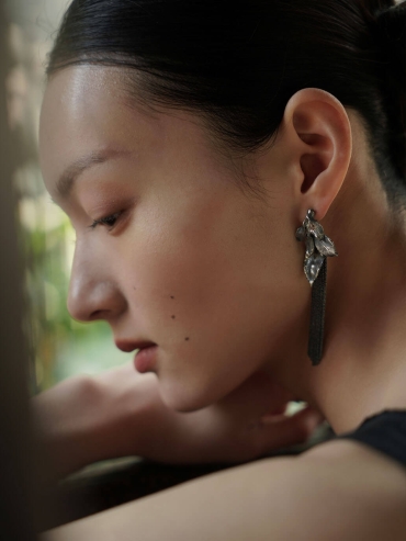 Black leaf tassel earrings