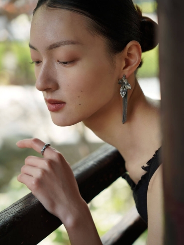 Black leaf tassel earrings