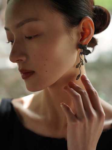 Black magnolia earrings with jade