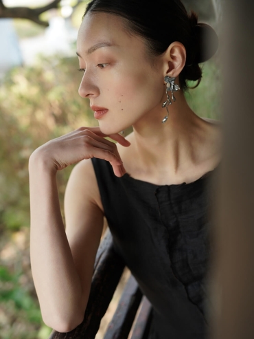 Black magnolia earrings with jade