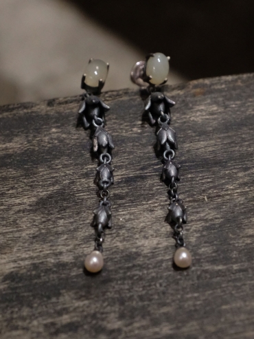 Black flower chain earrings with jade