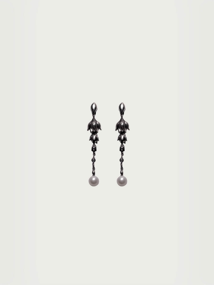 Black flower chain earrings with pearl