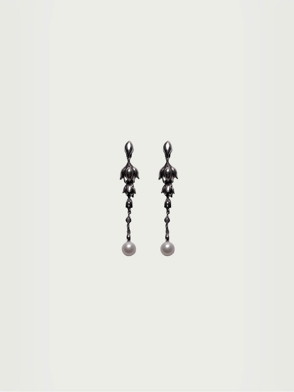Black flower chain earrings with pearl