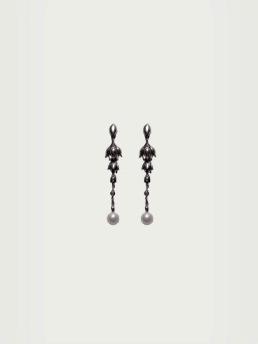 Black flower chain earrings with pearl