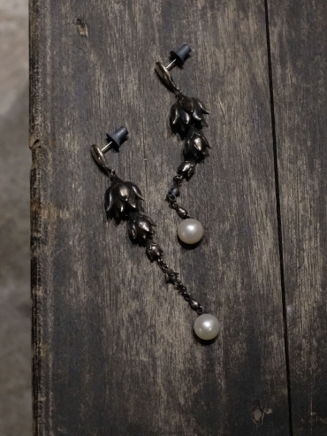 Black flower chain earrings with pearl