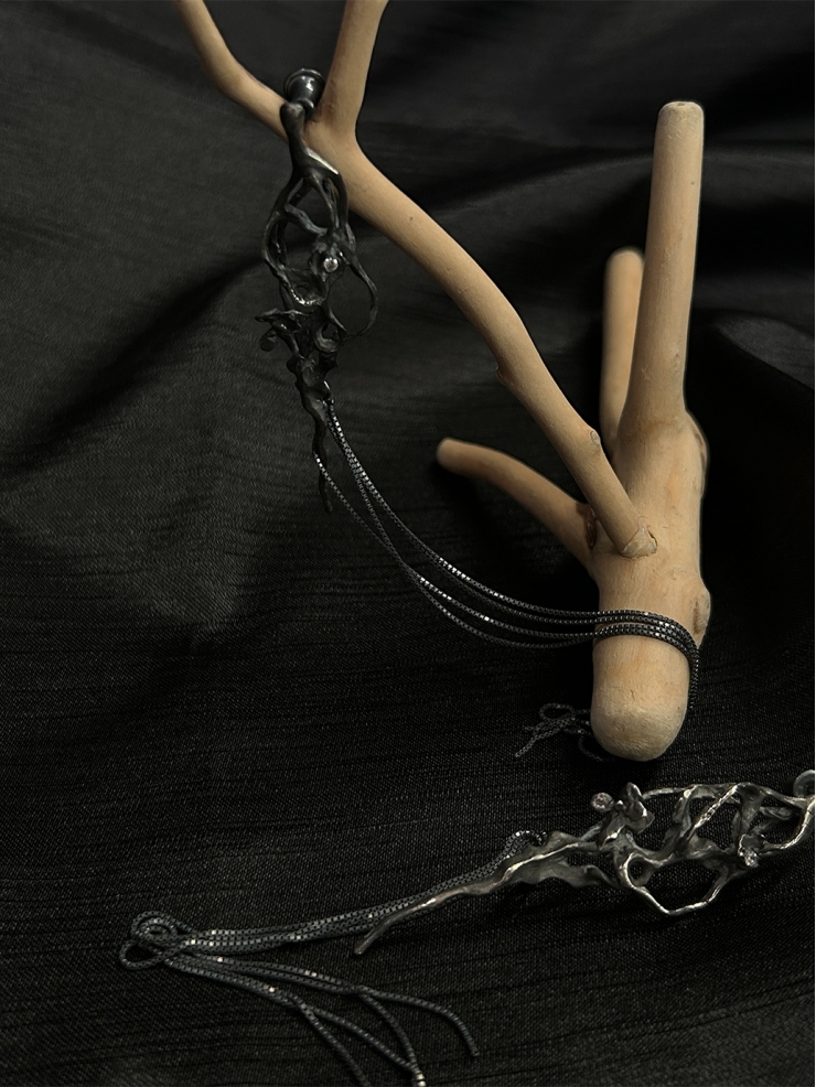 Black Streaming Earring