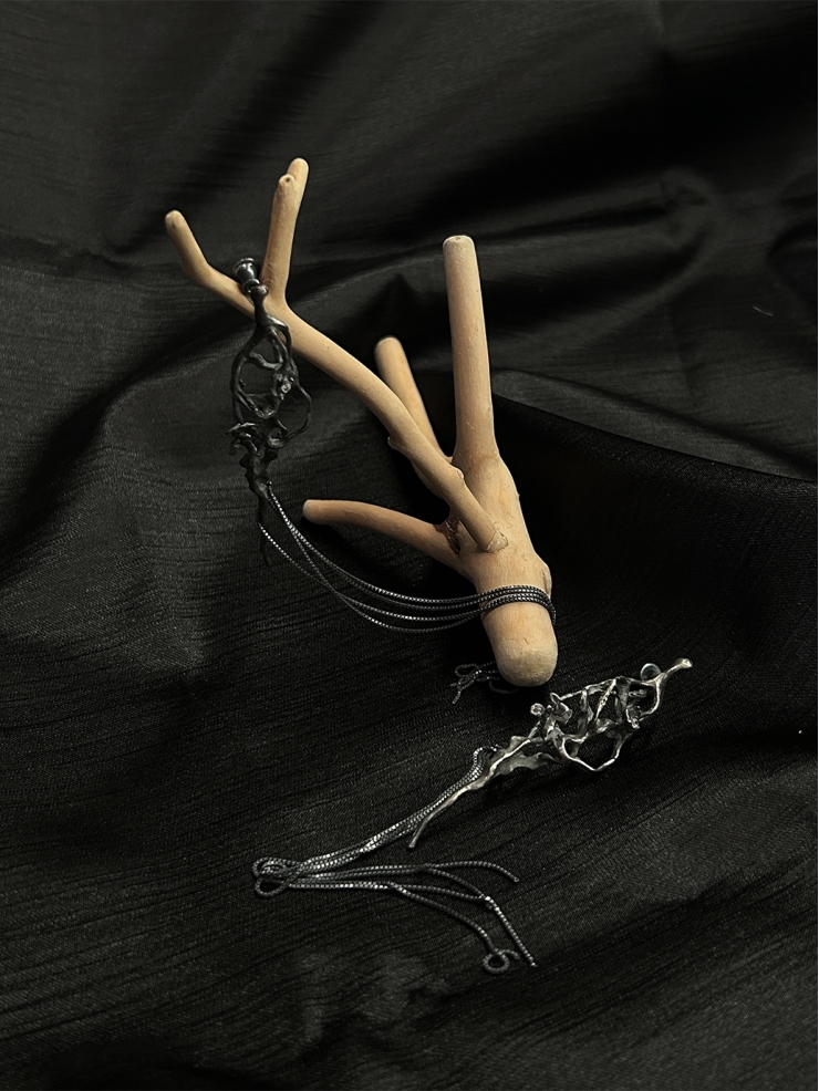 Black Streaming Earring