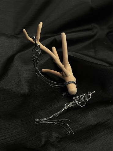 Black Streaming Earring