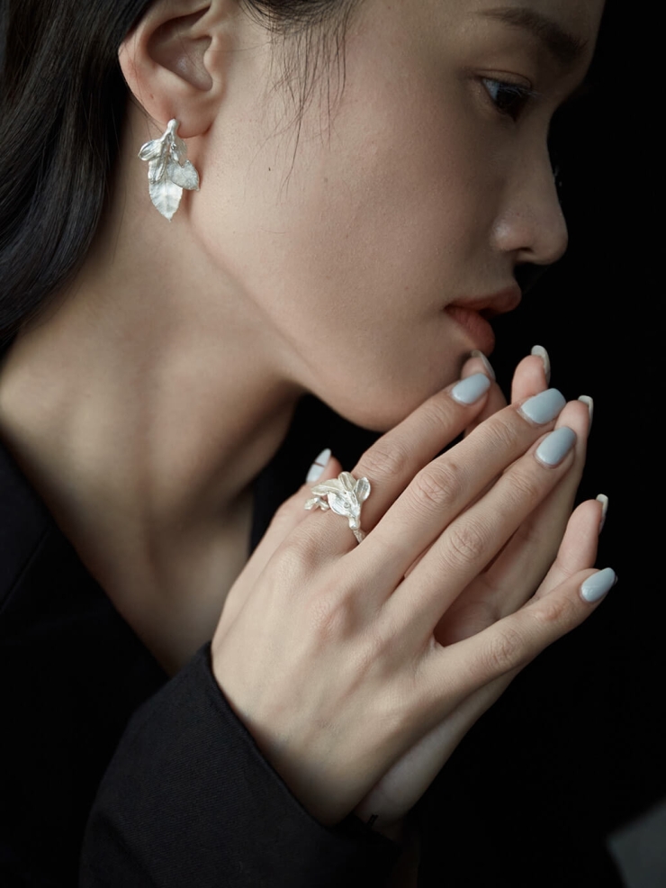 Silver leaf stream earrings