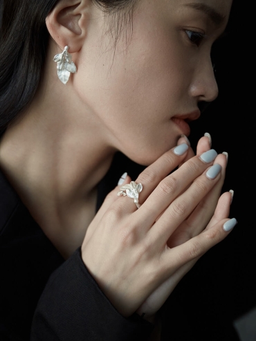 Silver leaf stream earrings