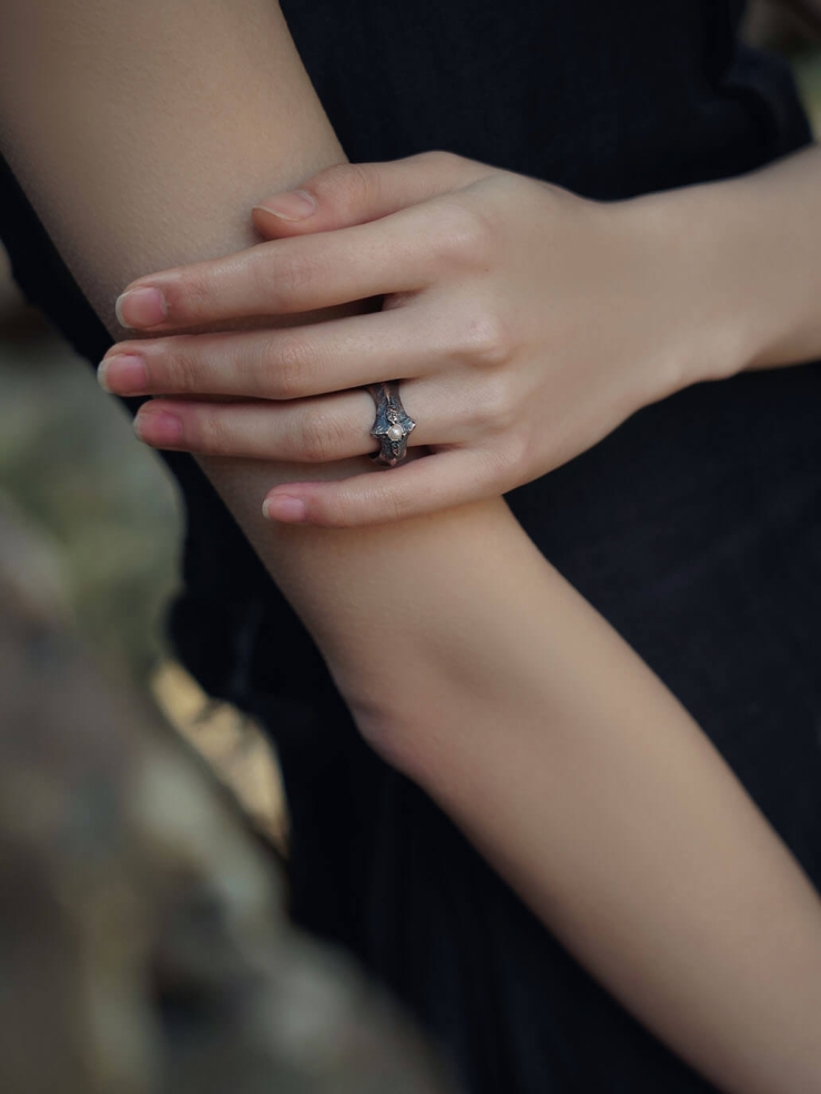 Black leaf and pearl ring