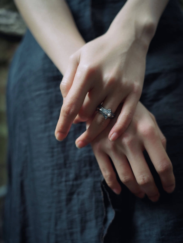 Black leaf and pearl ring
