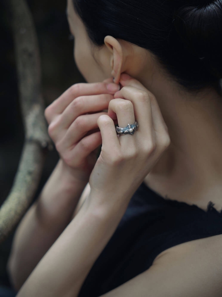 Black leaf and pearl ring