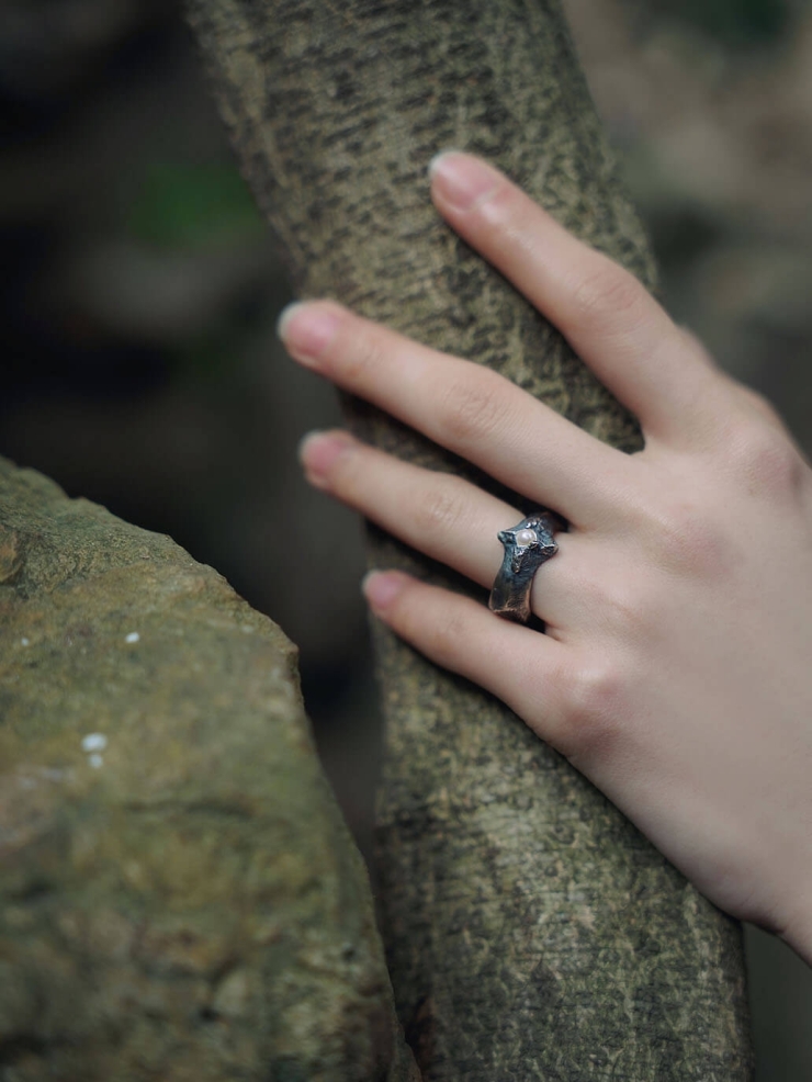 Black leaf and pearl ring