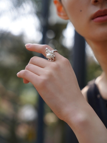Silver stream pearl ring