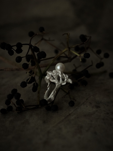 Silver stream pearl ring