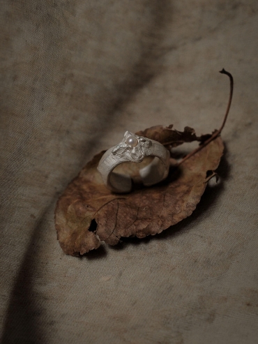 Silver leaf and pearl ring