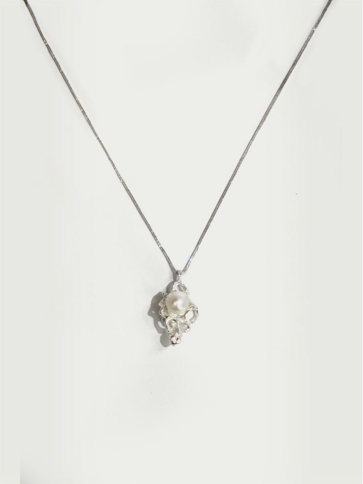 Pearl stream necklace