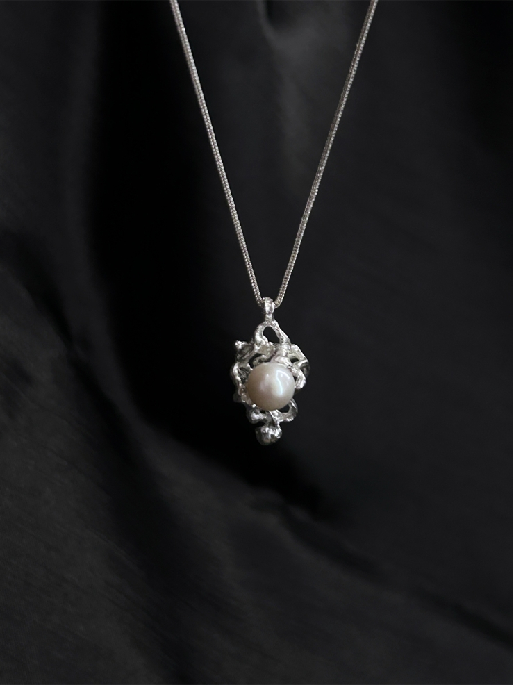 Pearl stream necklace