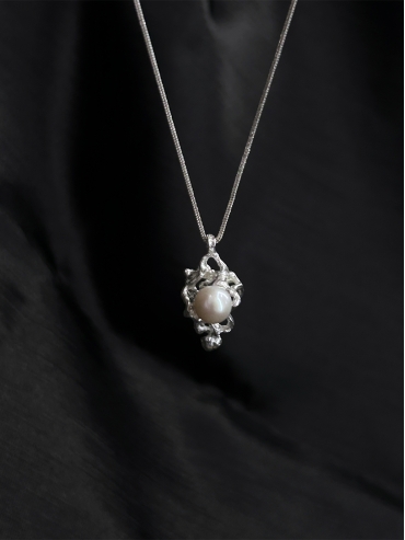 Pearl stream necklace